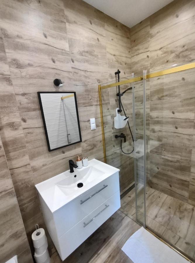 Apartament Fiona4 Centrum700m Parking Bezplatny Monitorowany Salon Z Sypialnia Tv Lazienka Kuchnia Rekuperacja